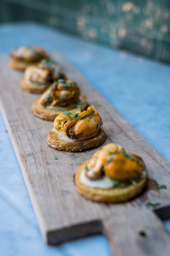 Canapé van aardappel met mosselen en dragondressing