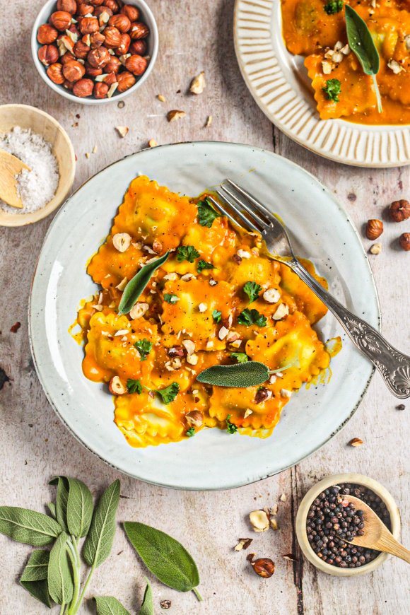 Ravioli met romige pompoensaus en champignonvulling