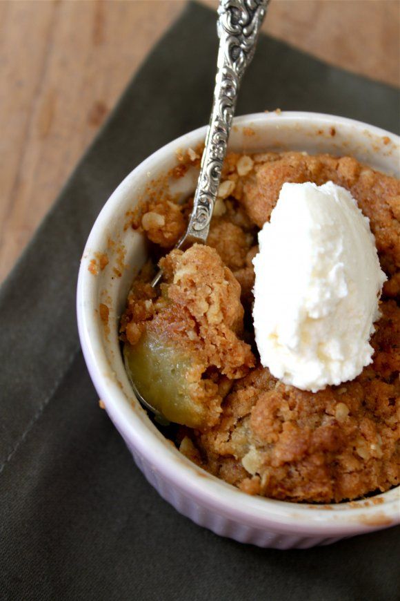 Crumble met peer, appel en kaneel