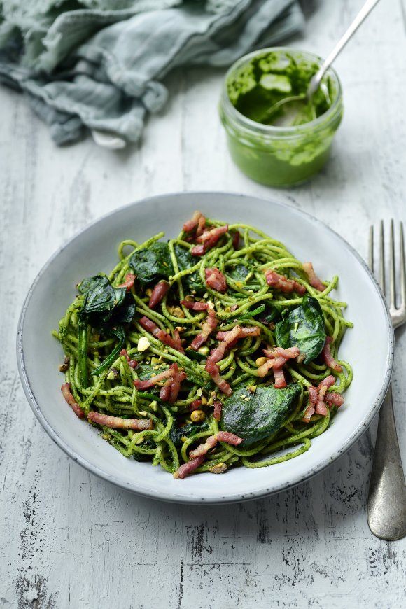 Pasta met spinaziepestosaus en spekjes