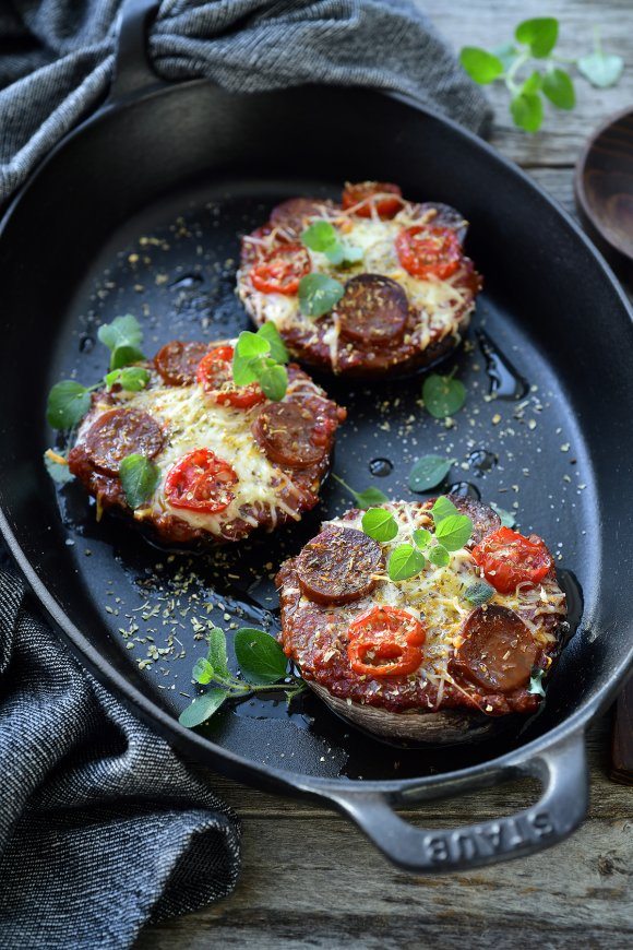 Portobello pizza met chorizo en kerstomaatjes