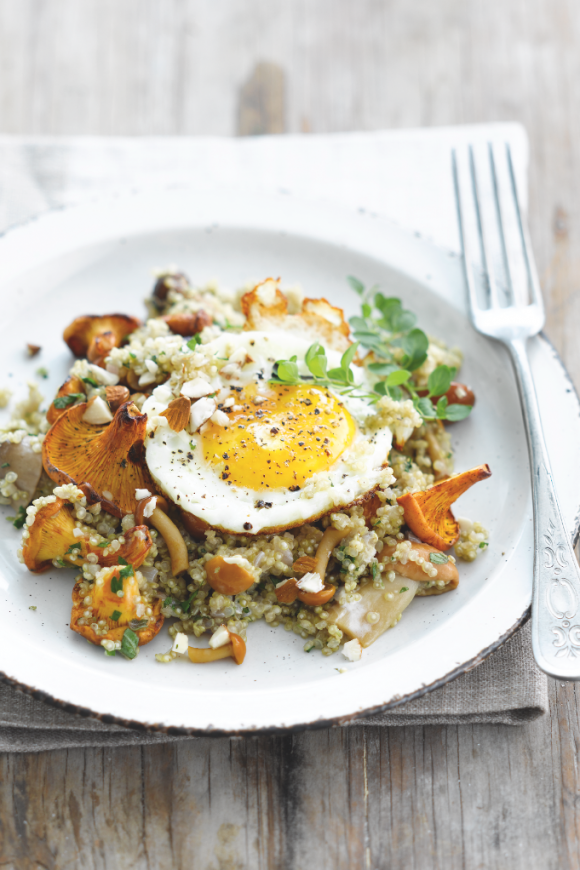 Quinoa met paddenstoelen en een gebakken eitje