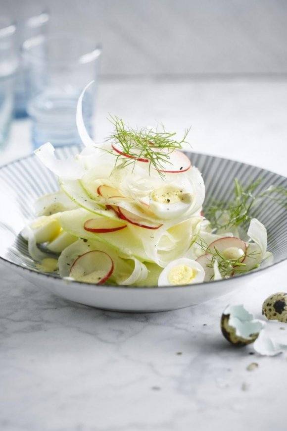 Venkel-appel-salade met kwarteleitjes