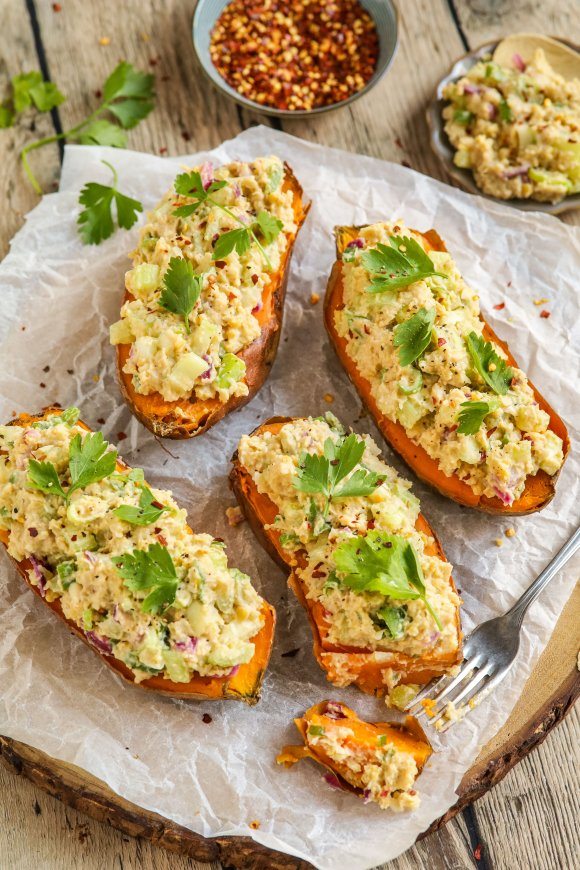 Gepofte zoete aardappels met vegan tonijnsalade