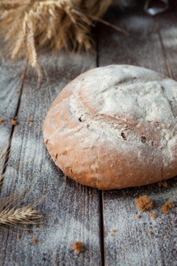 Gevuld brood met spek, kip en champignons