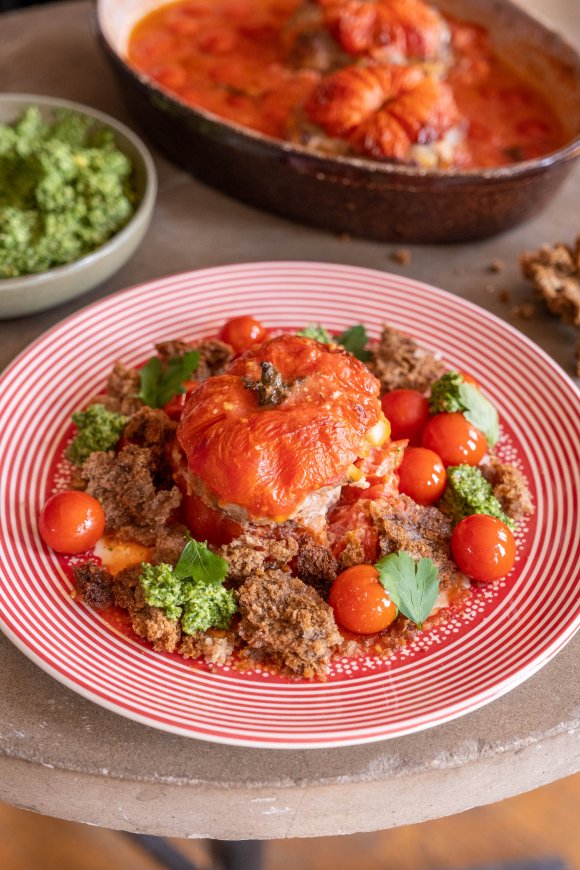 Tomaten gevuld met gehakt, peterseliepesto en crispy broodbrokken