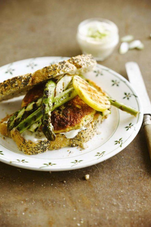 Kalkoenburgers met gegrilde asperges