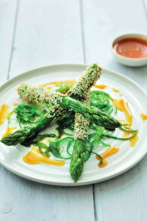 Gepaneerde groene asperges met wakame, sesam en Japanse eiersaus