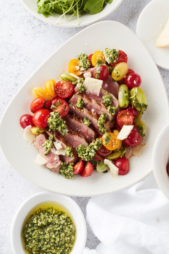 Tagliata met rucolapesto en tomatensalade