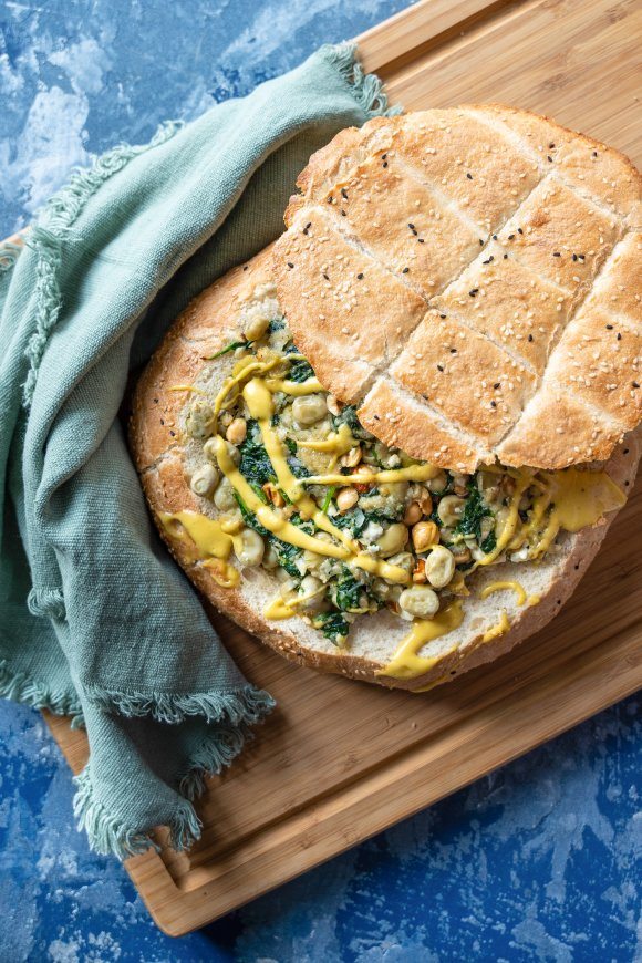 Gevuld Turks brood met tuinbonen, feta en tahinimayonaise