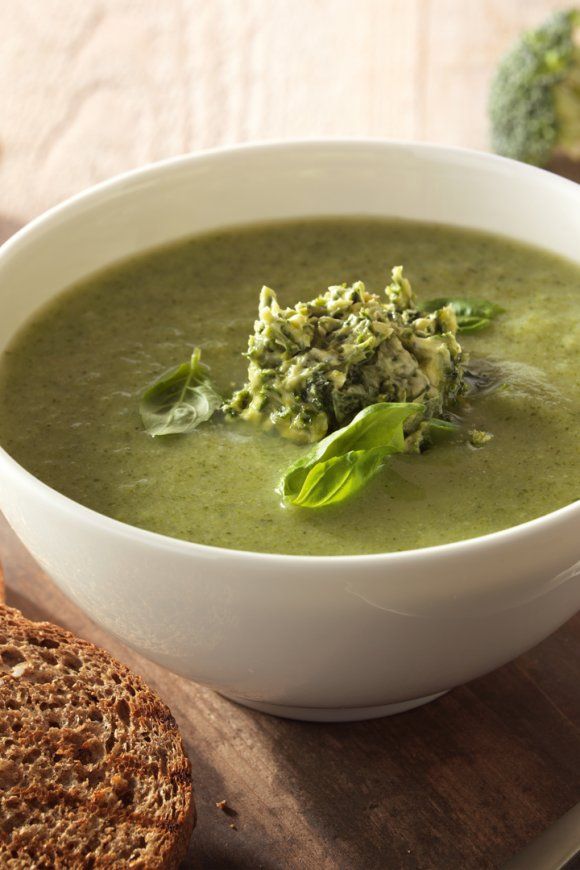 Broccolisoep met pesto en volkorentoast