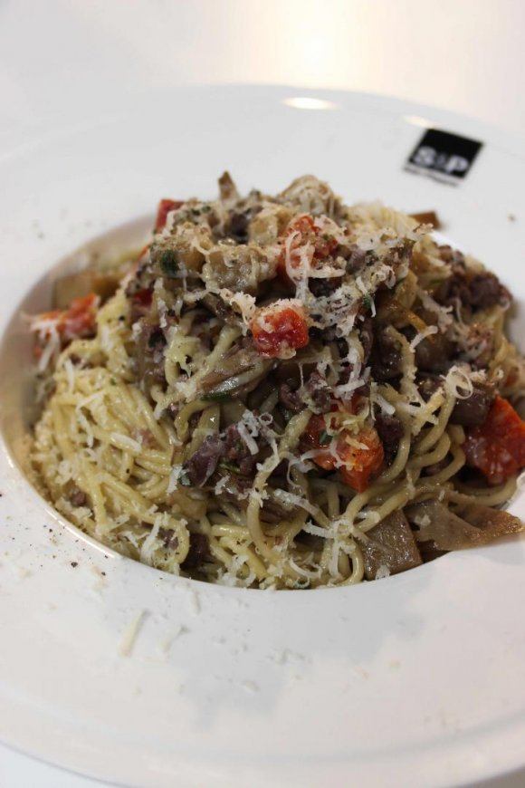 Spaghetti met gehakt, courgette en aubergine