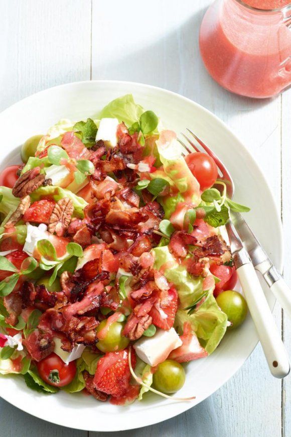 Salade met aardbeien, pecannoten en spekjes