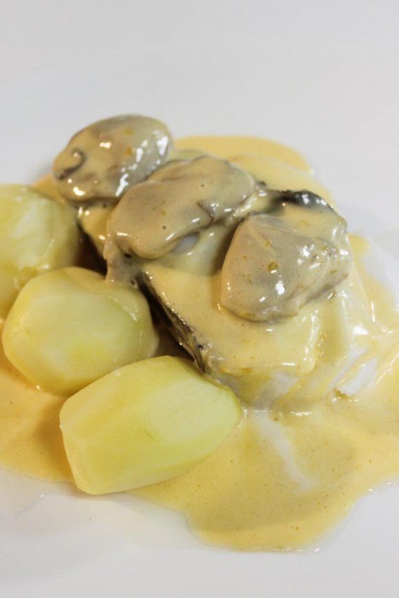 Gekookte kabeljauw met mousselinesaus en oesters