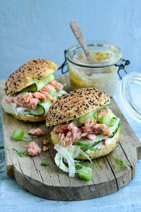 Pulled salmon burger met honing-mosterddressing