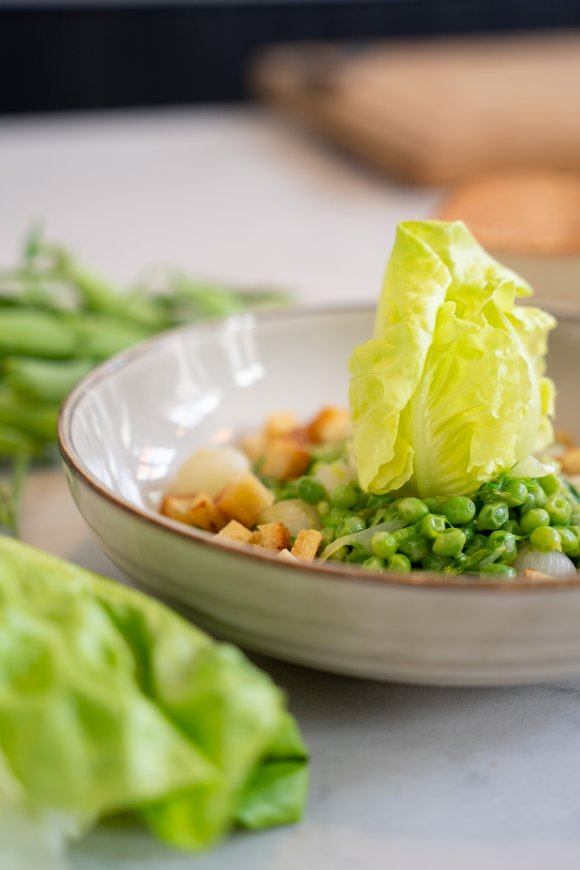 Salade met erwtjes en zilveruitjes