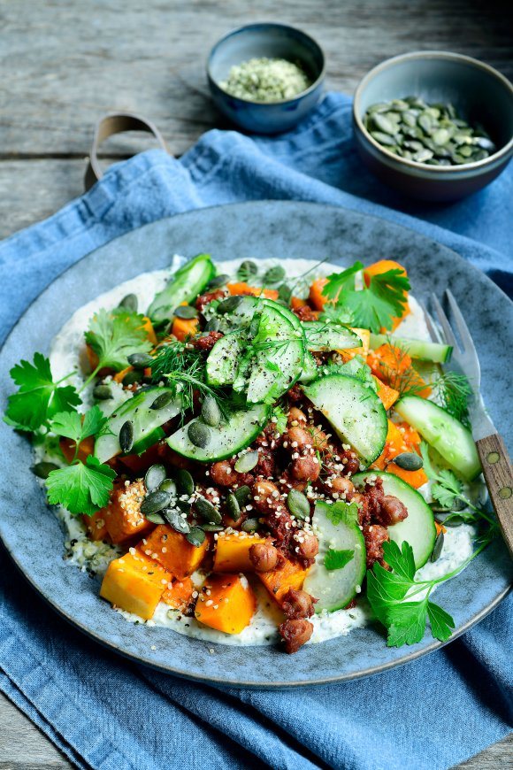 Stoofpotje van kikkererwten met butternut en komkommersalade