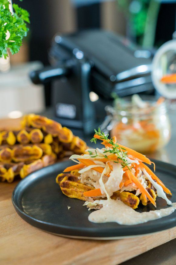 Zoete aardappel wafels met pulled chicken, gepekelde groentjes en een pindasaus