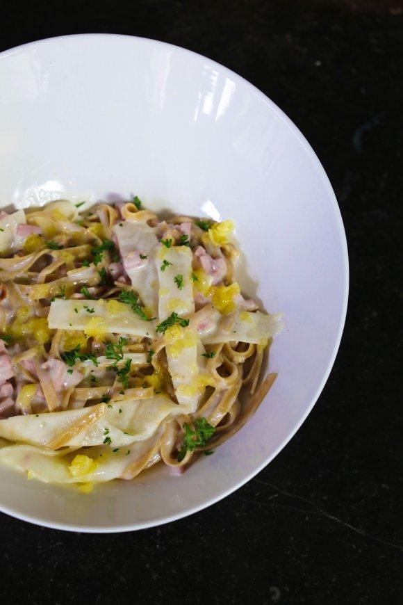 Tagliatelle met kaassaus en schorseneren 