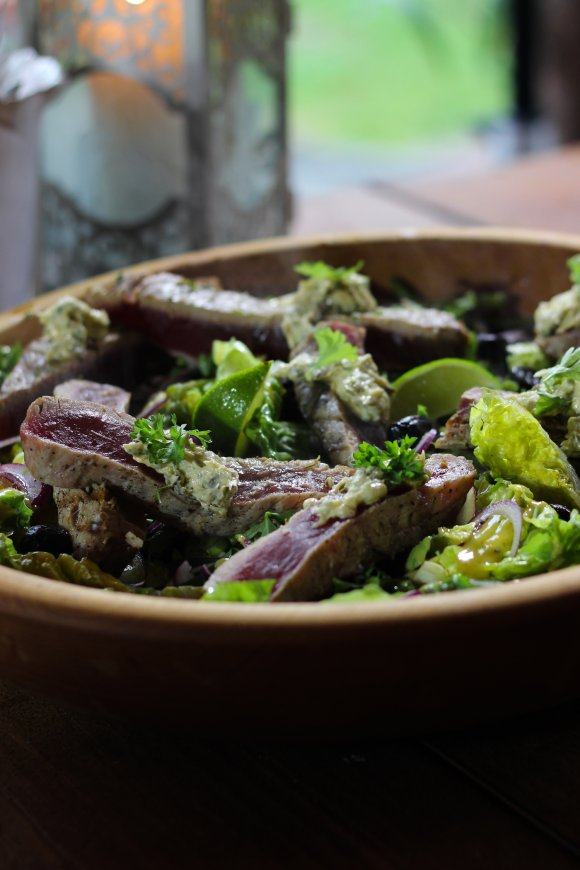 Salade niçoise met gegrilde tonijn met kruidenboter 