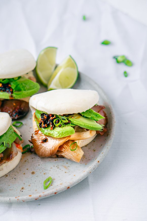 Bao buns met oesterzwam, avocado en yuzumayonaise