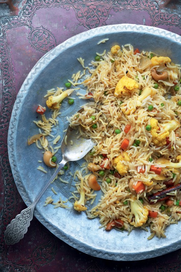 Groentebiryani met bloemkool, wortel en doperwten