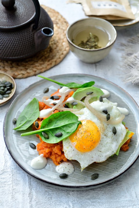 Ontbijt van zoete aardappel, avocado en ei