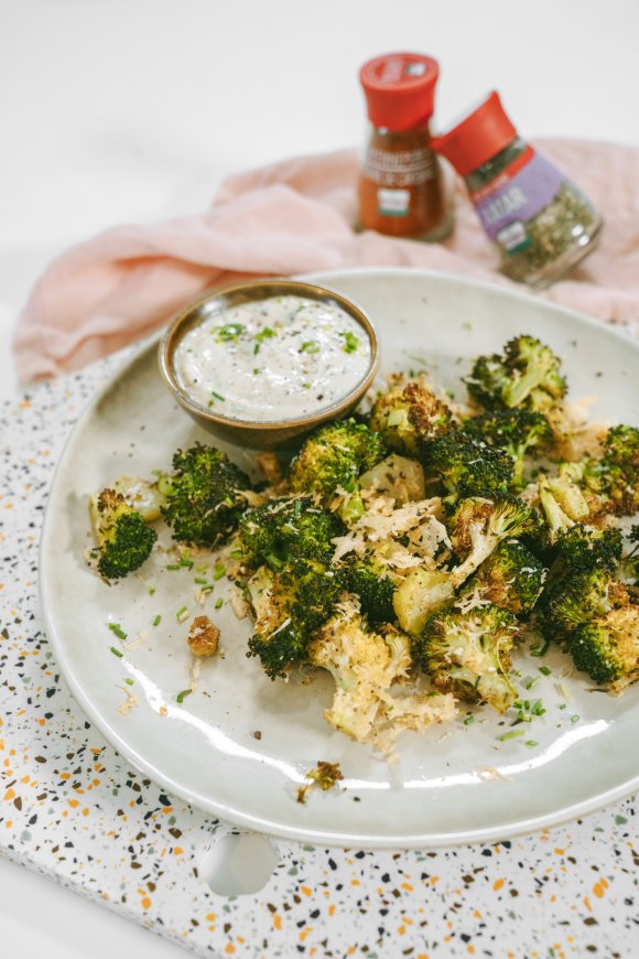 Broccolihapje met yoghurt-tahindip