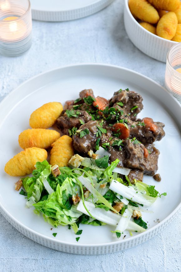 Ragout van hinde met witloofsalade en kroketten