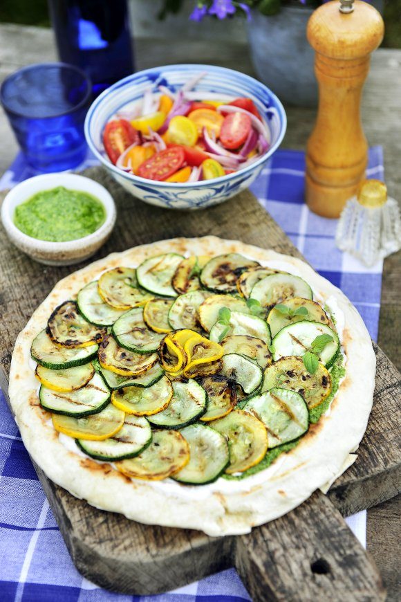 Pizza van gegrilde courgette