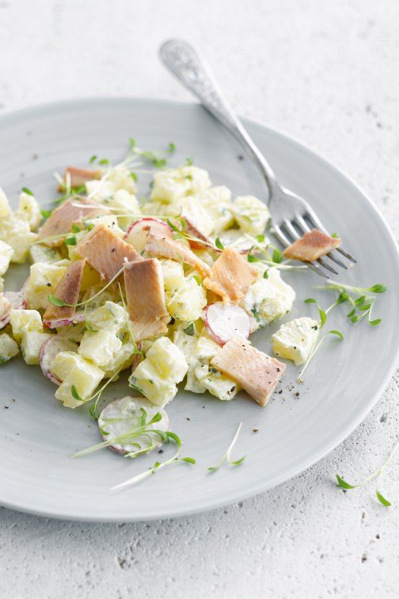 Aardappelsalade met koriander, yoghurt en gerookte forel