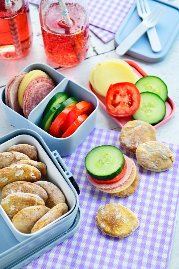 Lunchbox met homemade crackers