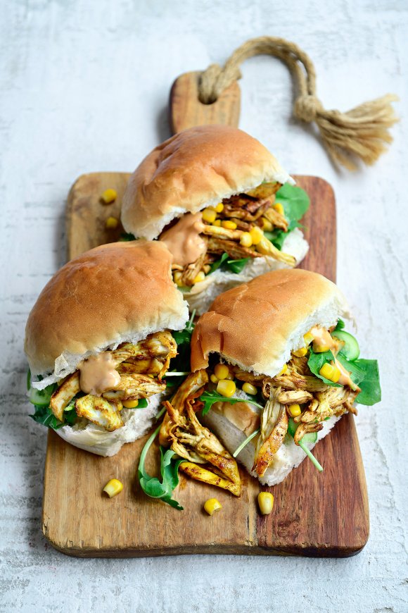 Briochebroodjes met pulled chicken en spicy mayo