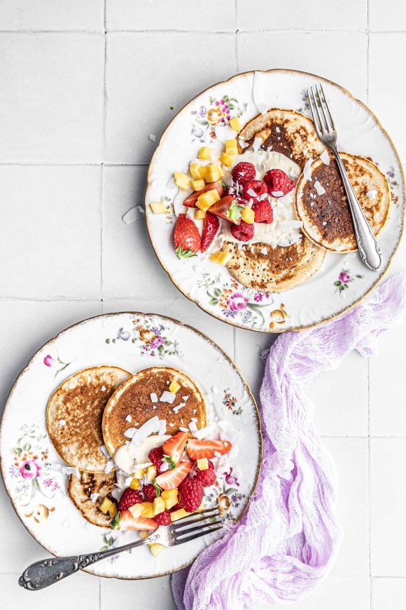 Fluffy vegan pancakes met vanille yoghurt en fruit