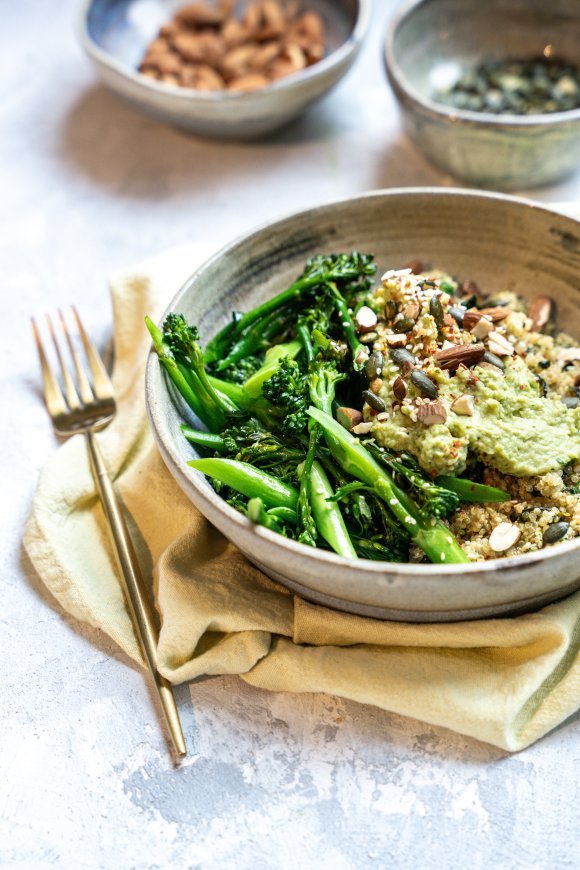 Quinoabowl met broccolini en avocado-tahindressing