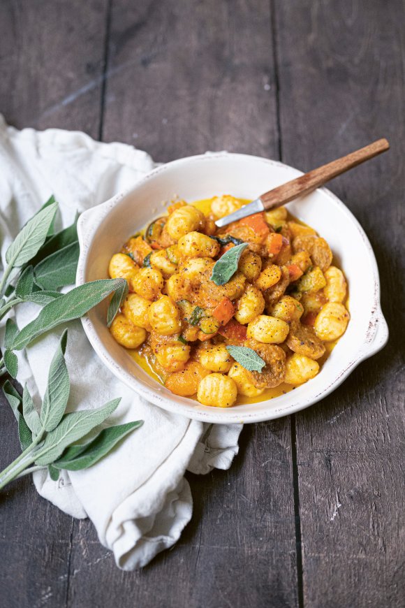 Gnocchi met vegan worst en pompoen