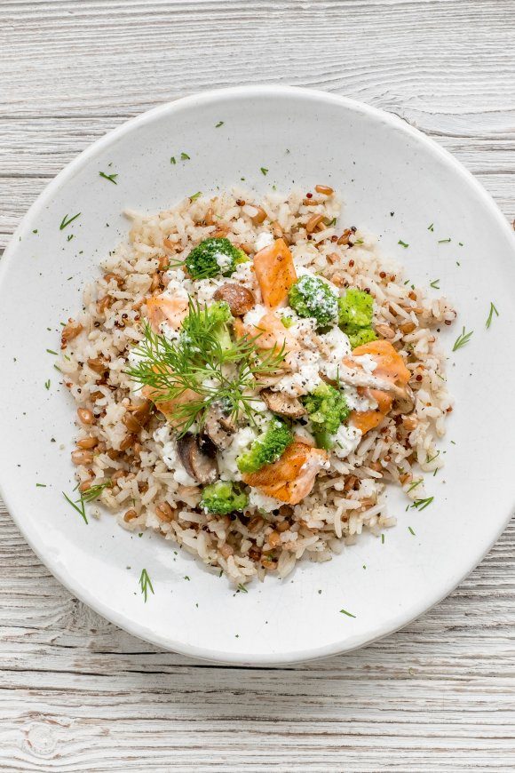 Bruine rijst, spelt en quinoa met zalm, broccoli en champignons 