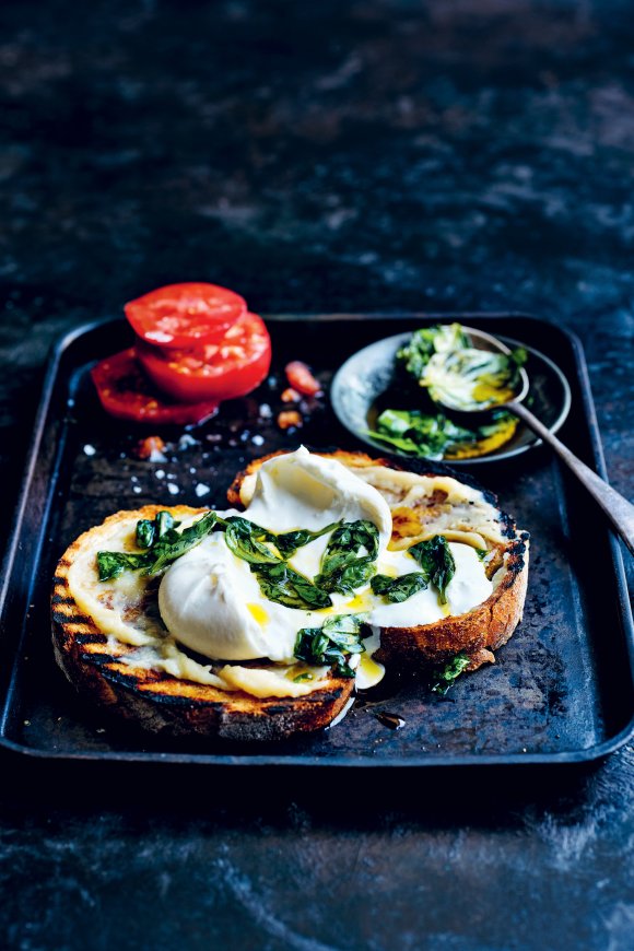 Bruschetta met gepofte look en burrata