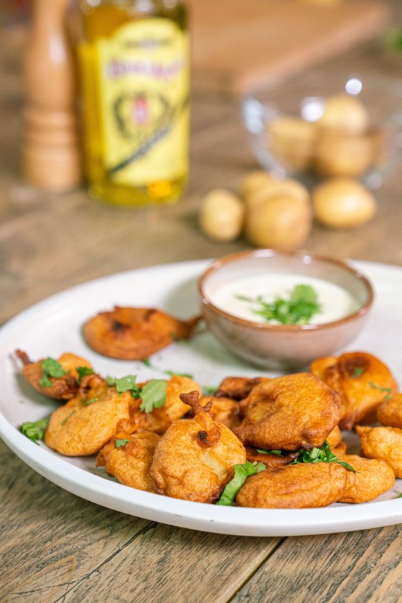 Bhajias, aardappelbeignets met yoghurt-aioli