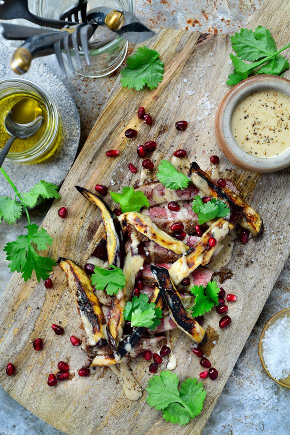 Steak met geroosterde aubergine en tahini