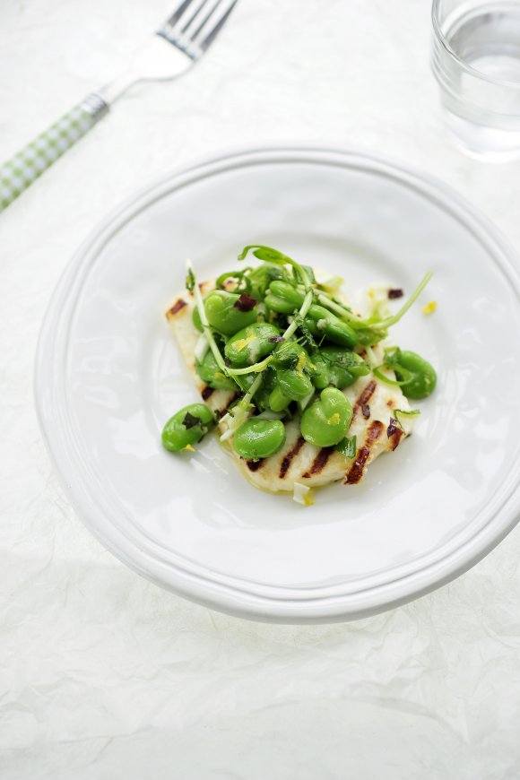 Salade van tuinbonen met gegrilde halloumi