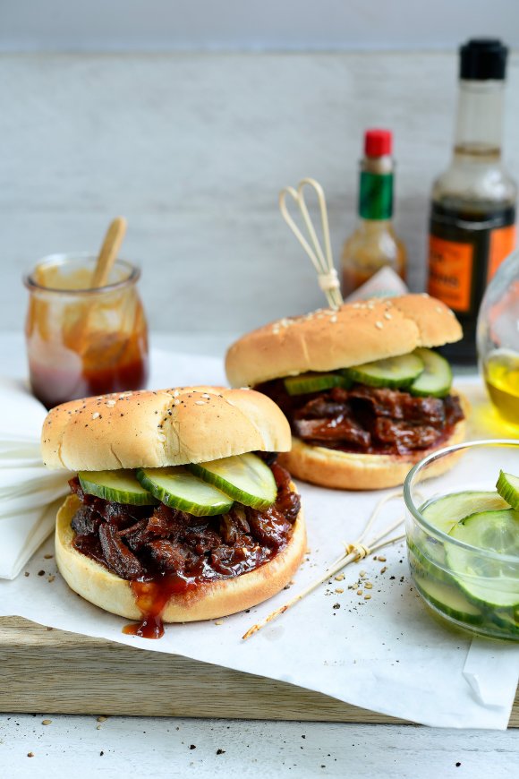 Pulled beef burger met gemarineerde komkommer