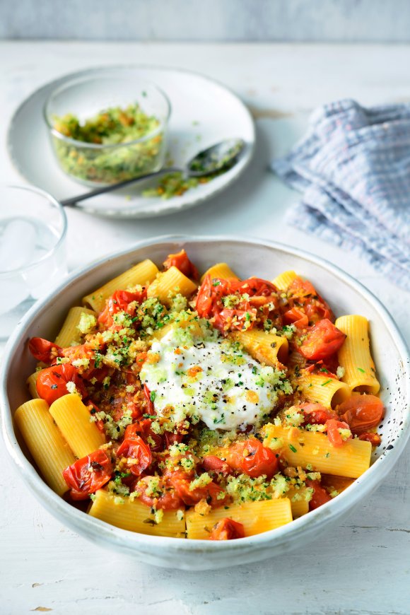 Rigatoni arrabiata met burrata en pangrattato