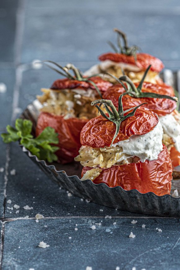 Gevulde tomaat met orzo, Mediterrane kruiden en vegan ricotta