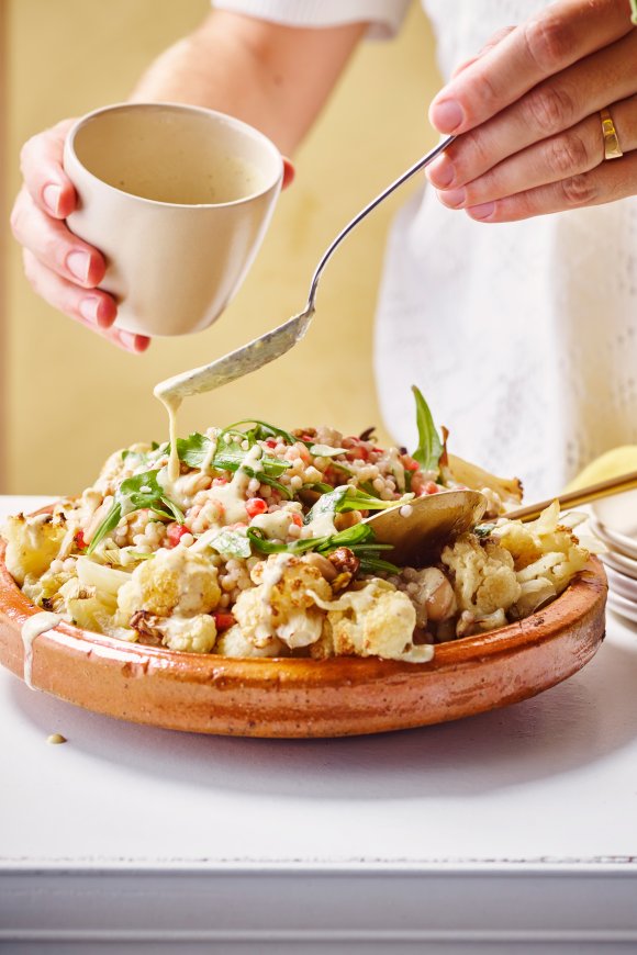 Salade van parelcouscous met geroosterde bloemkool