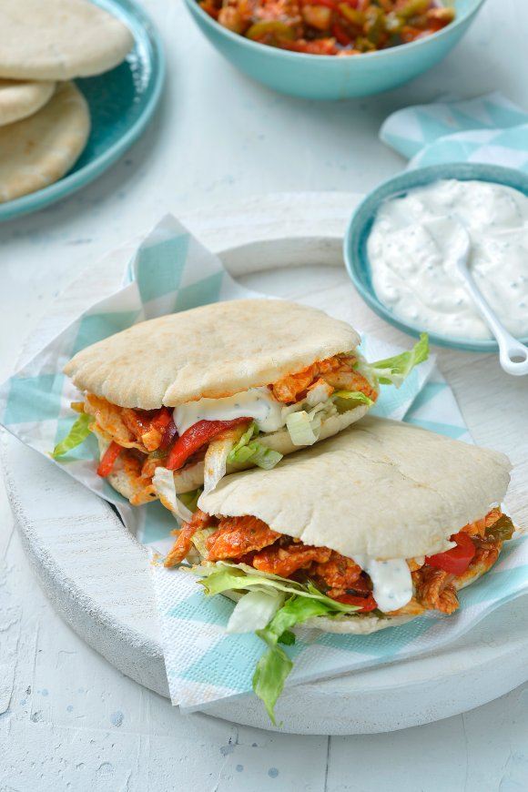 Kipgyros met looksaus en sla