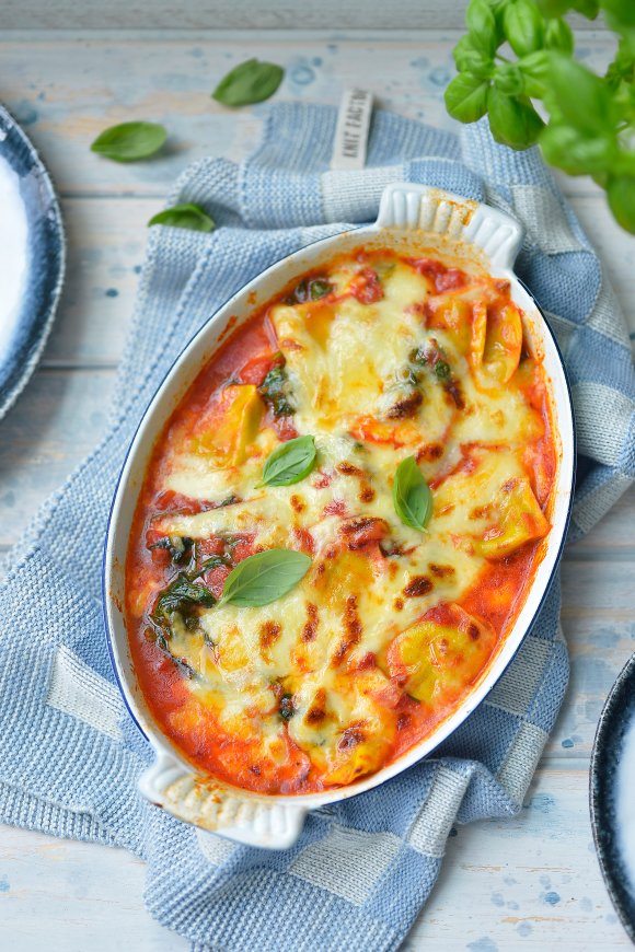 Ovenschotel met ravioli, mozzarella en spinazie