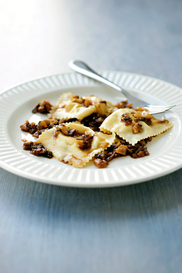 Ravioli van geitenkaas met warme vinaigrette van kastanjes