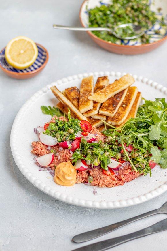 Préparé met salsa verde, sla en broodfrietjes