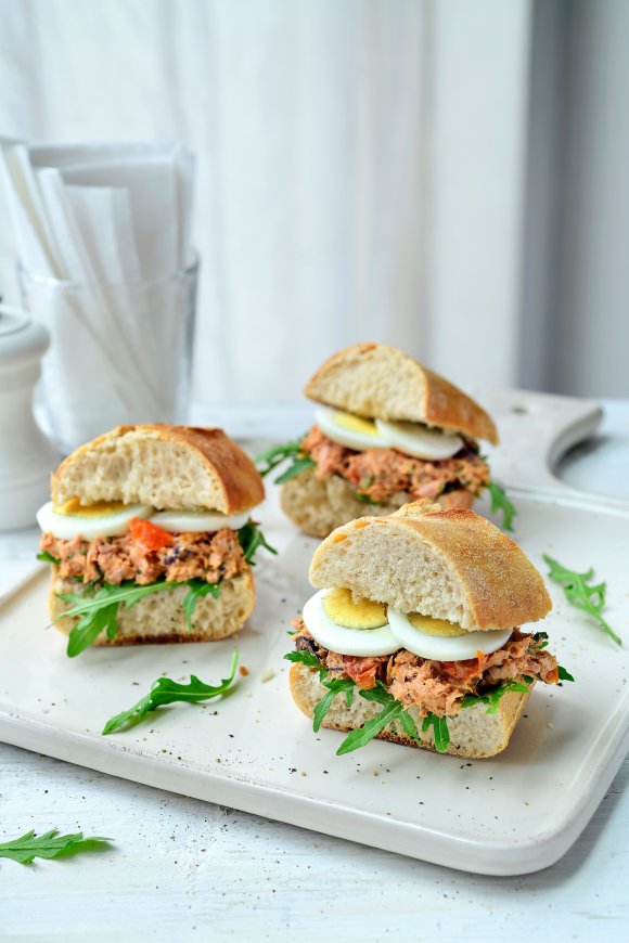 Broodje met Toscaanse tonijnsalade